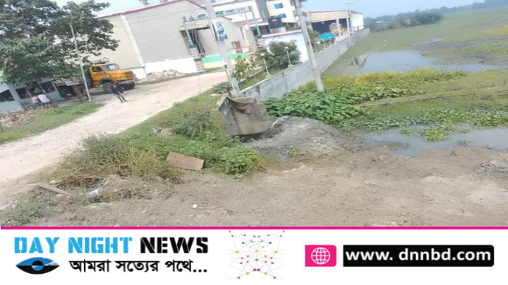 ডায়ার মিলের ছায় বর্জ্য পার্শ্ববর্তী খালে ছেড়ে দেওয়ায় ফসল বিনষ্ট হচ্ছে